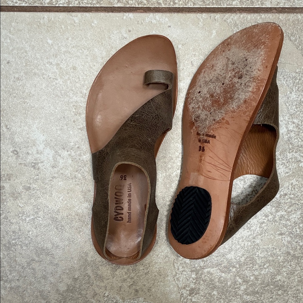 Gyduoo Olive and Tan Leather Toe-Loop Sandals for Women - Picture 7 of 8